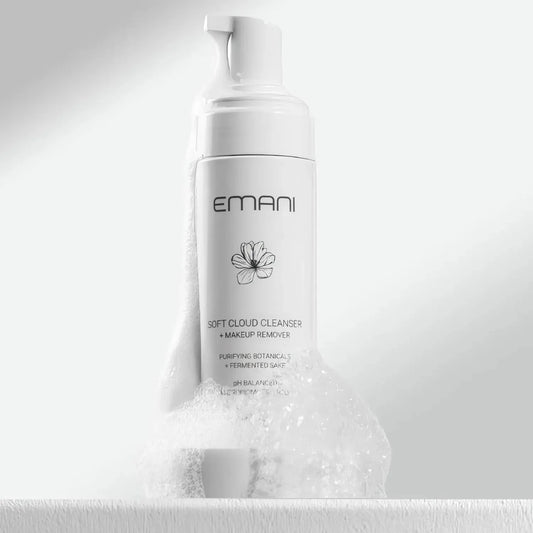EMANI Soft Cloud Cleanser 150ml – Weiße Pumpflasche mit cremigem Schaum, inszeniert vor grünen Blättern
