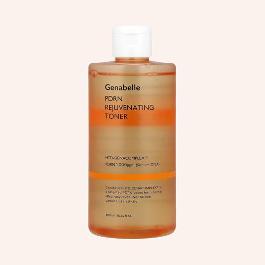 Genabelle PDRN Rejuvenating Toner 300ml – klare Flasche mit gelblichem Inhalt und Etikett vor schwarzem Hintergrund