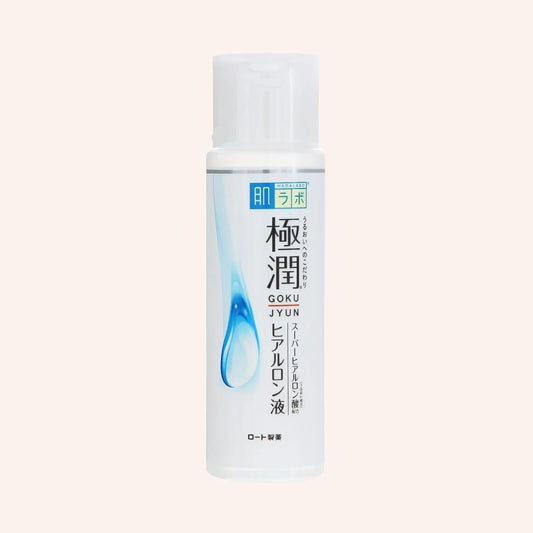 Hada Labo Gokujyun Hyaloron Lotion 170ml – transluzente Flasche mit weißer Kappe vor schwarzem Hintergrund
