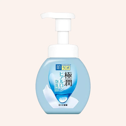 Hada Labo Gokujyun Hydrating Face Wash 160ml – weiße Pumpflasche vor schwarzem Hintergrund