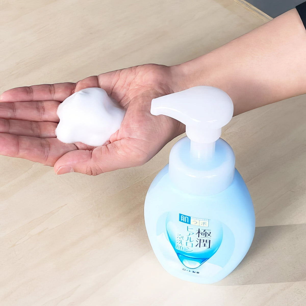 Hada Labo Gokujyun Hydrating Face Wash 160ml – Hand hält transparente Pumpflasche mit sichtbarem Inhalt