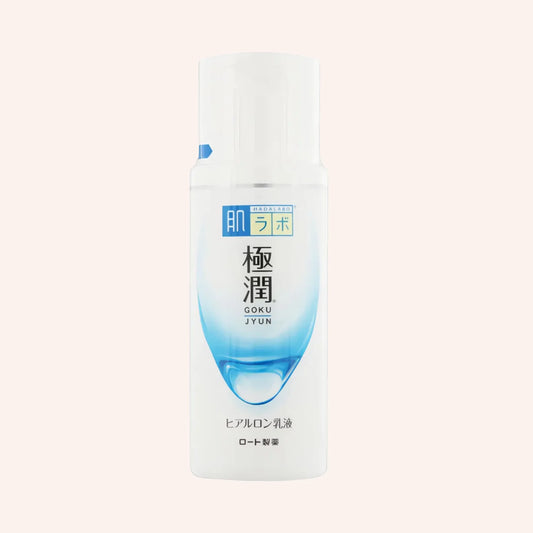 Hada Labo Gokujyun Hydrating Milk 140ml – Flasche mit hellblauem Inhalt vor schwarzem Grund