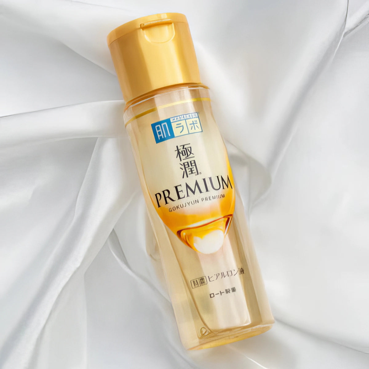 Hada Labo Gokujyun Premium Hydrating Lotion 170ml – hellgelbe Flasche mit weißer Kappe auf weißem Satin