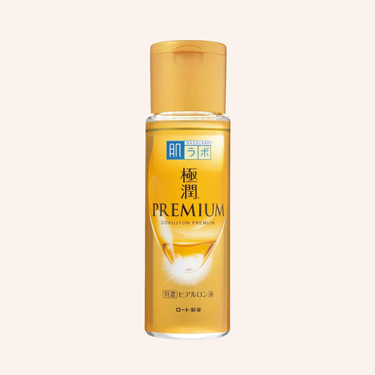 Hada Labo Gokujyun Premium Hydrating Milk 140ml – gelbe Spenderflasche vor grünen Blättern