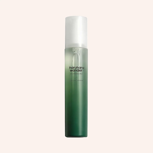 Haruharu Wonder Black Bamboo Mist 150ml – Flasche mit grünlich-blauem Ton vor dunklem Grund
