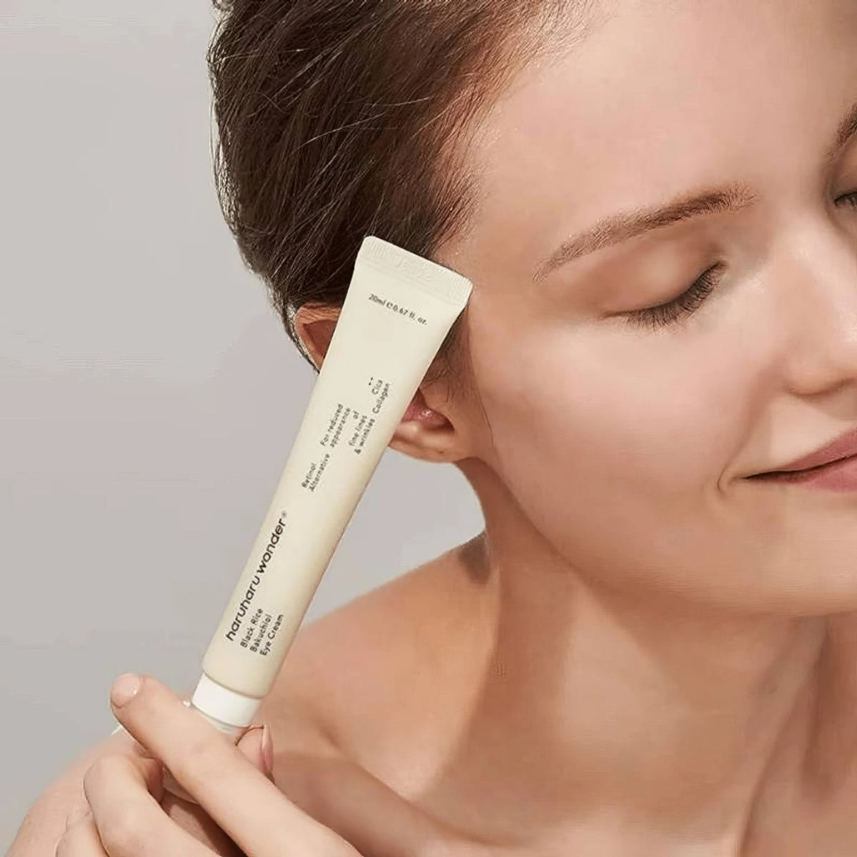 Haruharu Wonder Black Rice Bakuchiol Eye Cream  20ml – Model hält die Tube in der Hand