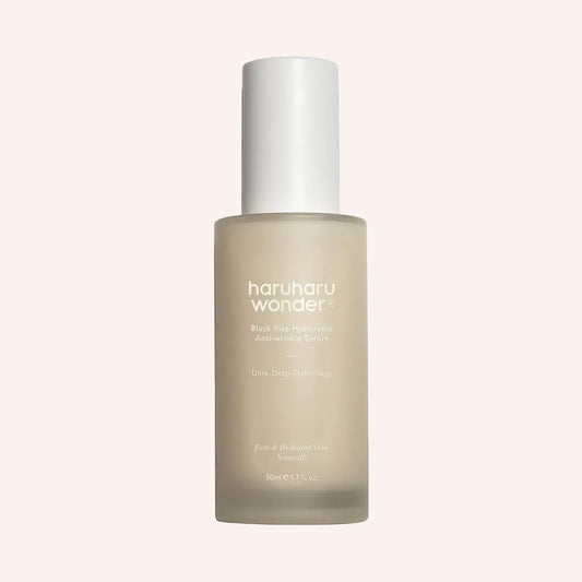 Haruharu Wonder Black Rice Hyaluronic Anti-Wrinkle Serum 50ml – klare Pumpflasche vor schwarzem Grund