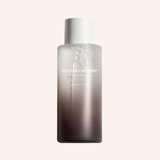 Haruharu Wonder Black Rice Hyaluronic Toner 150ml – Flasche in Weiß-Hellblau vor schwarzem Grund