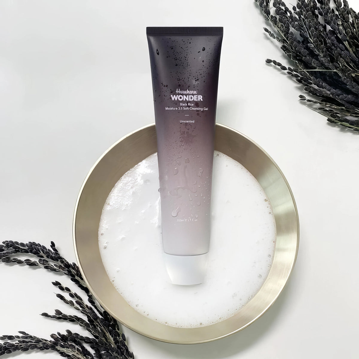 Haruharu Wonder Black Rice Moisture 5.5 Soft Cleansing Gel 100ml – weiße Tube auf heller Ablage
