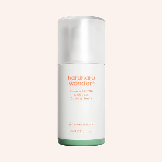 Haruharu Wonder Centella 4% TXA Dark Spot Go Away Serum 30ml – weiße Pumpflasche mit Etikett, kontrastreich vor Schwarz