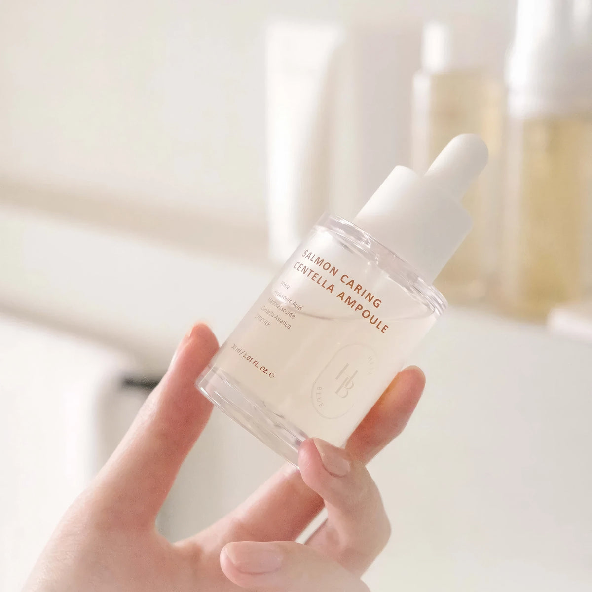 Heveblue Salmon Caring Centella Ampulle 30ml – Pipettenflasche in Drauf- und Seitenansicht
