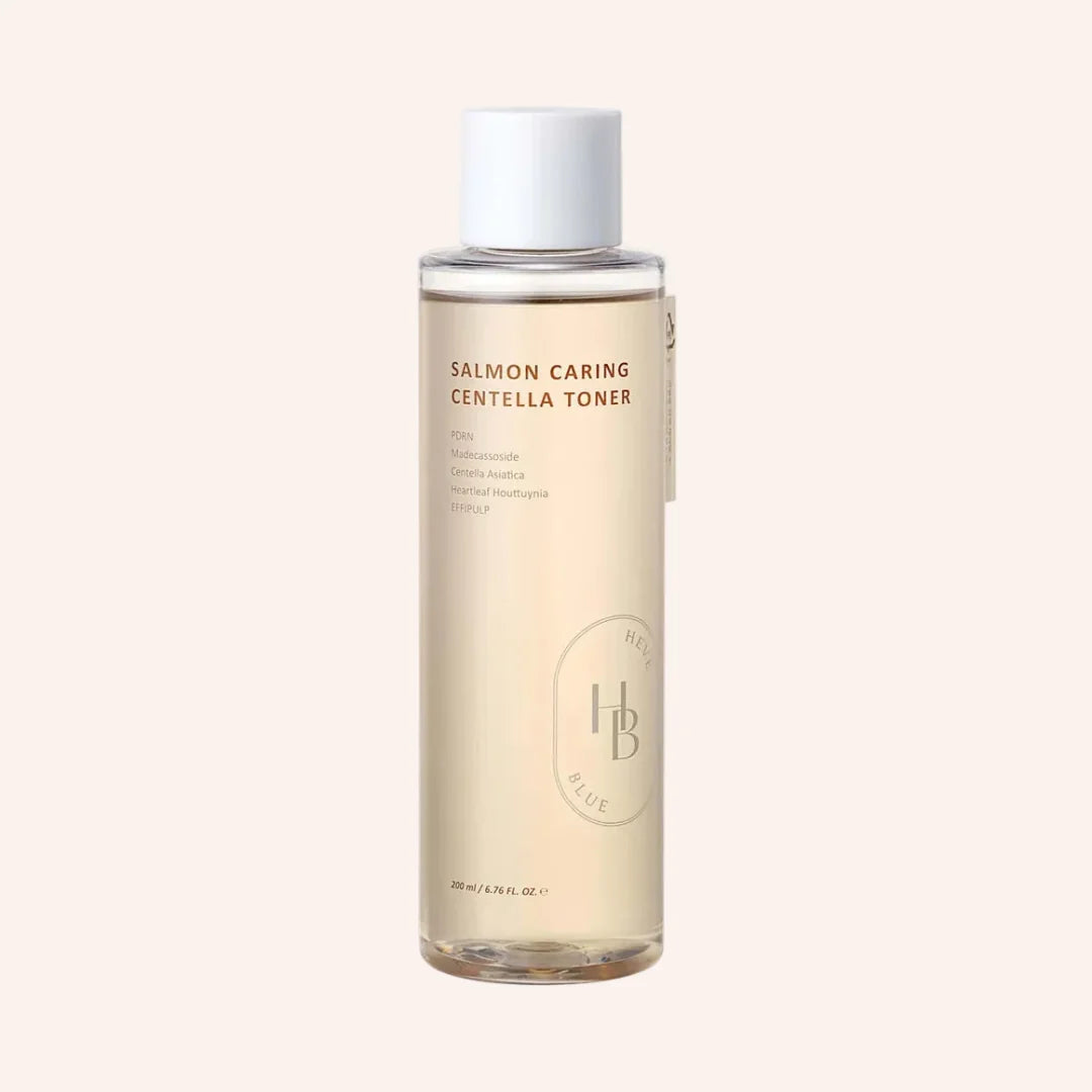 Heveblue Salmon Caring Centella Toner 200ml – transparente Flasche mit umlaufendem Etikett vor hellem Grund