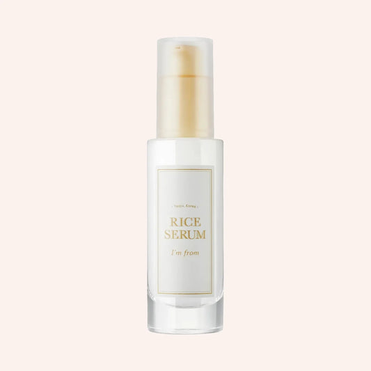 I'm From Rice Serum 30ml – weiße Pumpflasche mit Goldkappe vor dunklem Hintergrund