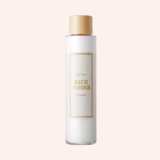 I'm From Rice Toner 150ml – weiße Flasche mit Etikett vor dunklem Hintergrund