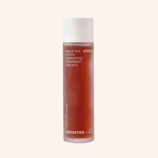Innisfree Black Tea Youth Enhancing Treatment Essence 145ml – Flasche mit weißem Deckel vor dunklem Farbverlauf