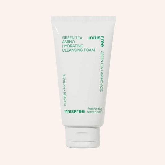 Innisfree Green Tea Amino Hydrating Cleansing Foam 150g – weiße Tube mit grünen Akzenten vor schwarzem Hintergrund