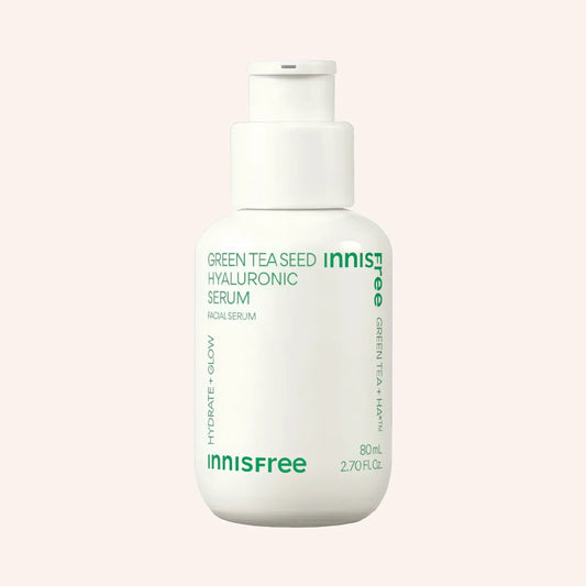 Innisfree Green Tea Seed Hyaluronic Serum 80ml – weiße Pumpflasche mit grünen Akzenten auf Schwarz