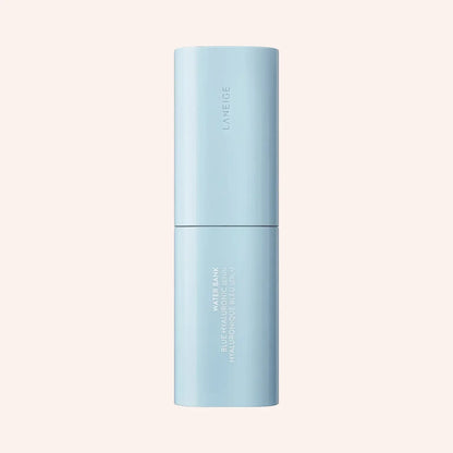 Laneige Water Bank Blue Hyaluronic Serum 50ml – weiße Flasche aufrecht vor schwarzem Hintergrund, starker Kontrast