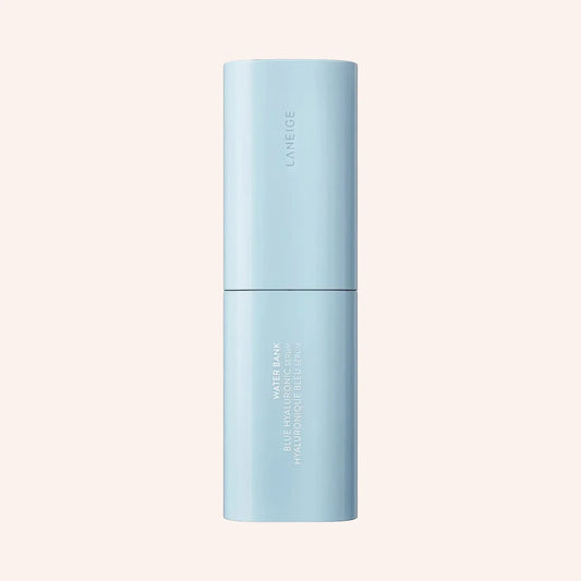 Laneige Water Bank Blue Hyaluronic Serum 50ml – weiße Flasche aufrecht vor schwarzem Hintergrund, starker Kontrast