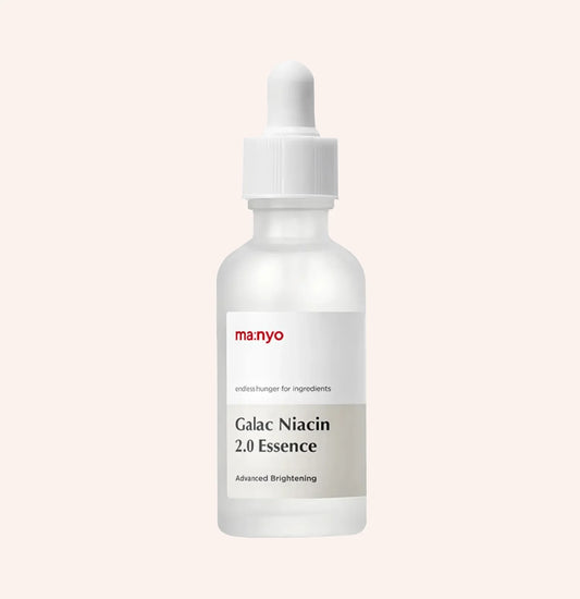 ma:nyo Galac Niacin 2.0 Essence 30ml – hohe transparente Flasche neben Probesachet vor dunklem Hintergrund