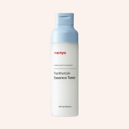 ma:nyo Panthetoin Essence Toner 200ml – Flasche mit weißem Etikett vor blauem Hintergrund