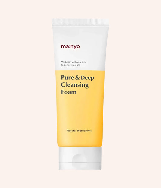ma:nyo Pure & Deep Cleansing Foam 100 ml – gelb-weiße Tube aufrecht vor schwarzem Hintergrund
