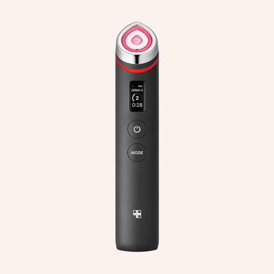 Medicube AGE-R Booster Pro – schwarzes Handgerät mit rotem Einschaltknopf und Tasten samt Drehregler an der Unterkante