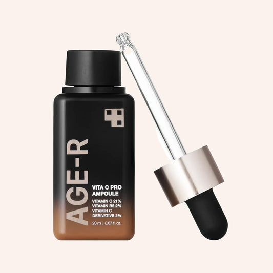 Medicube Age-R Vita C Pro Ampoule 20ml – schwarze Flasche mit Metallglanz vor Blättern