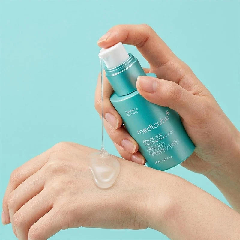 Medicube Azelaic Acid Exosome Shot 2000 Serum 30ml – geteiltes Bild: links klares Gel am Applikator, rechts Flasche