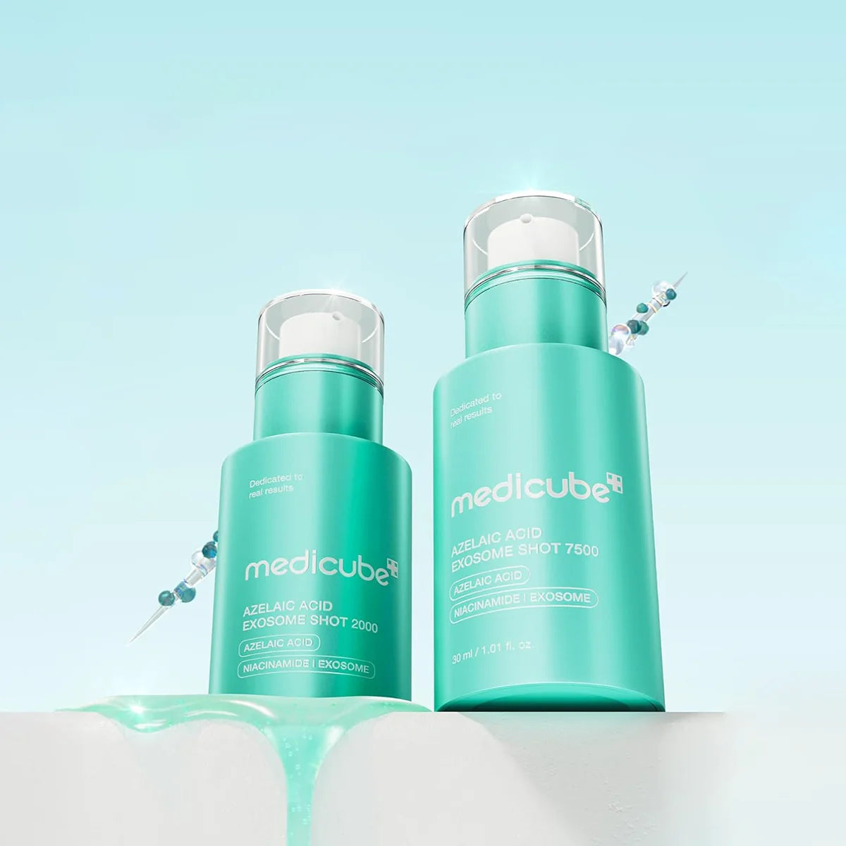 Medicube Azelaic Acid Exosome Shot 2000 Serum 30ml – Flasche auf blauem Podest mit grünem Tropfen