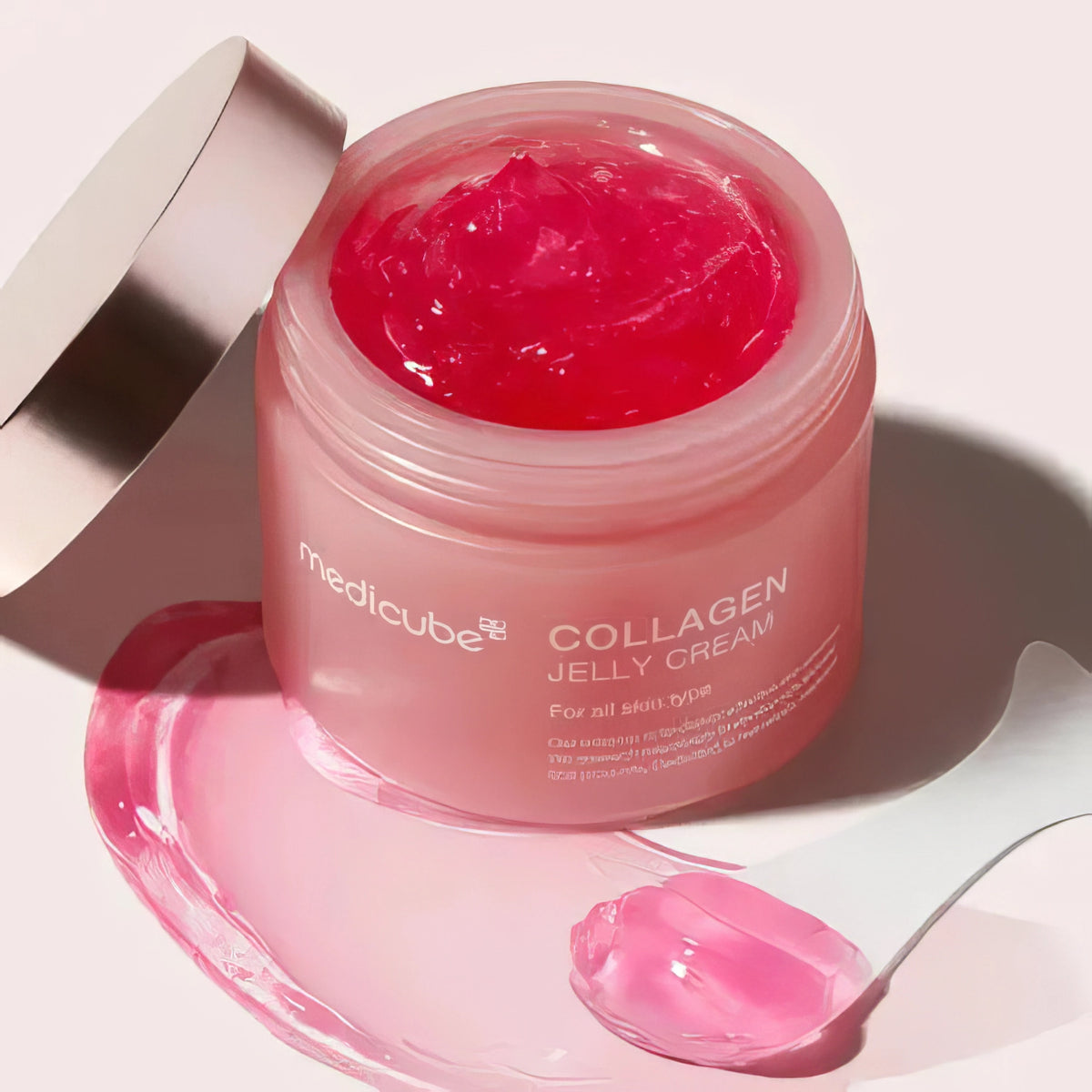 Medicube Collagen Jelly Cream 110ml – rosa Tiegel mit roter Geltextur auf rosa Grund
