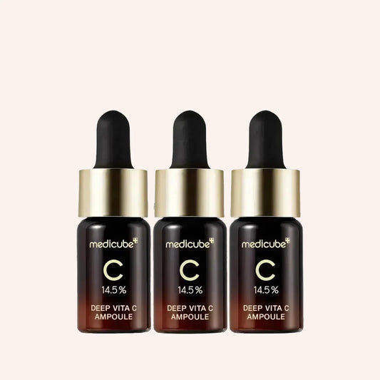 Medicube Deep Vita C Ampoule 3x10ml – drei dunkle Pipettenflaschen vor Schwarz