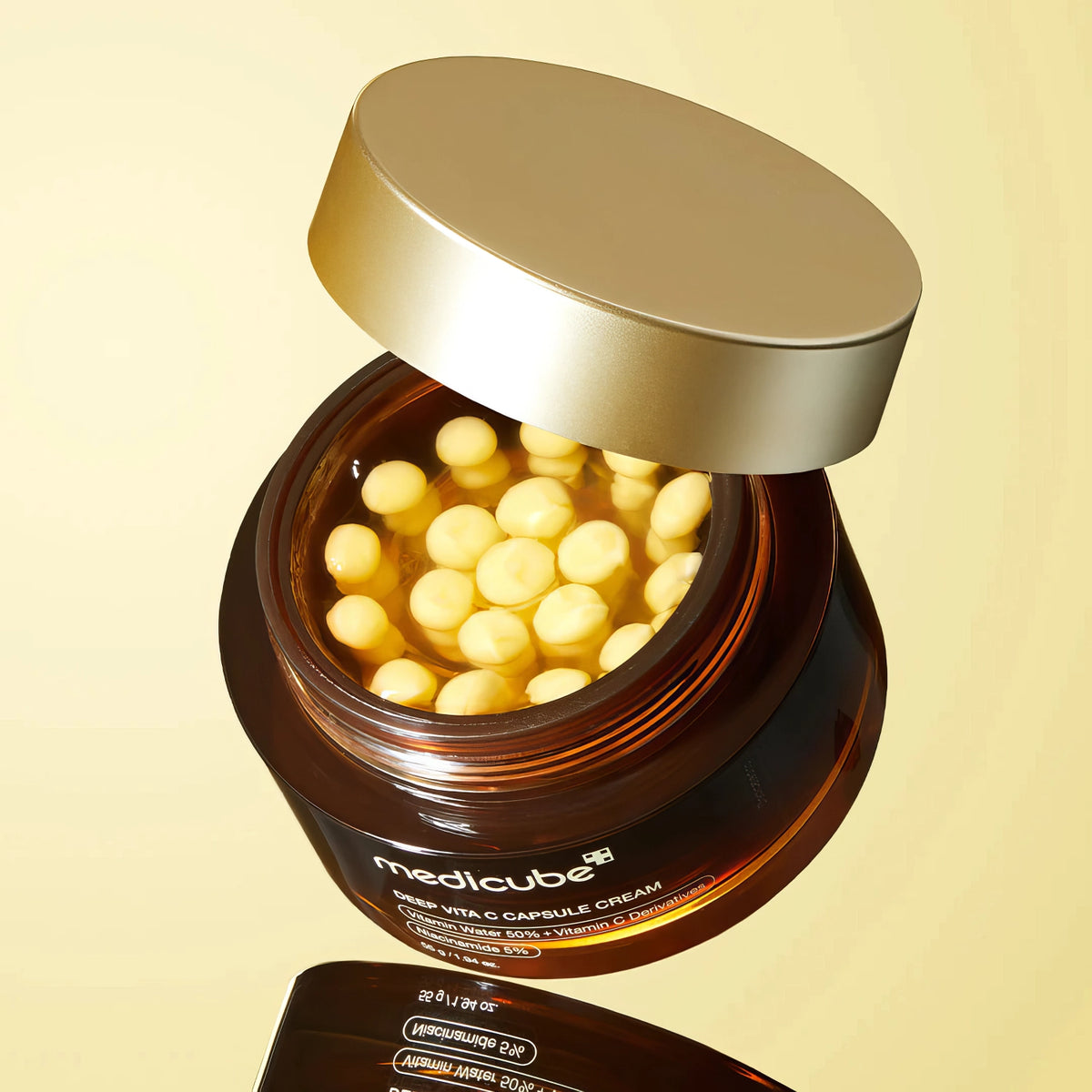 Medicube Deep Vita C Capsule Cream 55g – geöffneter Tiegel mit klarem Körper, goldener Kappe und sichtbarer Creme