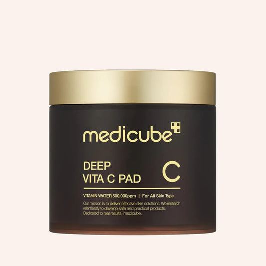 Medicube Deep Vita C Pad 70pcs/150g – Pad-Dose vor dunklem Hintergrund mit Blättern