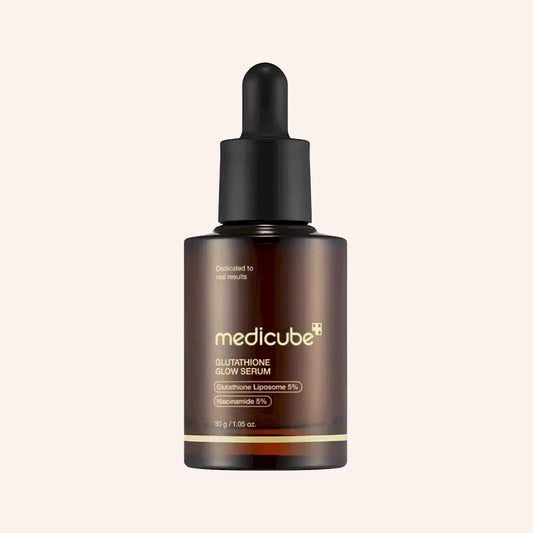 Medicube Glutathione Glow Serum 30g – bräunlich getönte Glasflasche mit schwarzer Pipette, Gel im Inneren schimmert durch