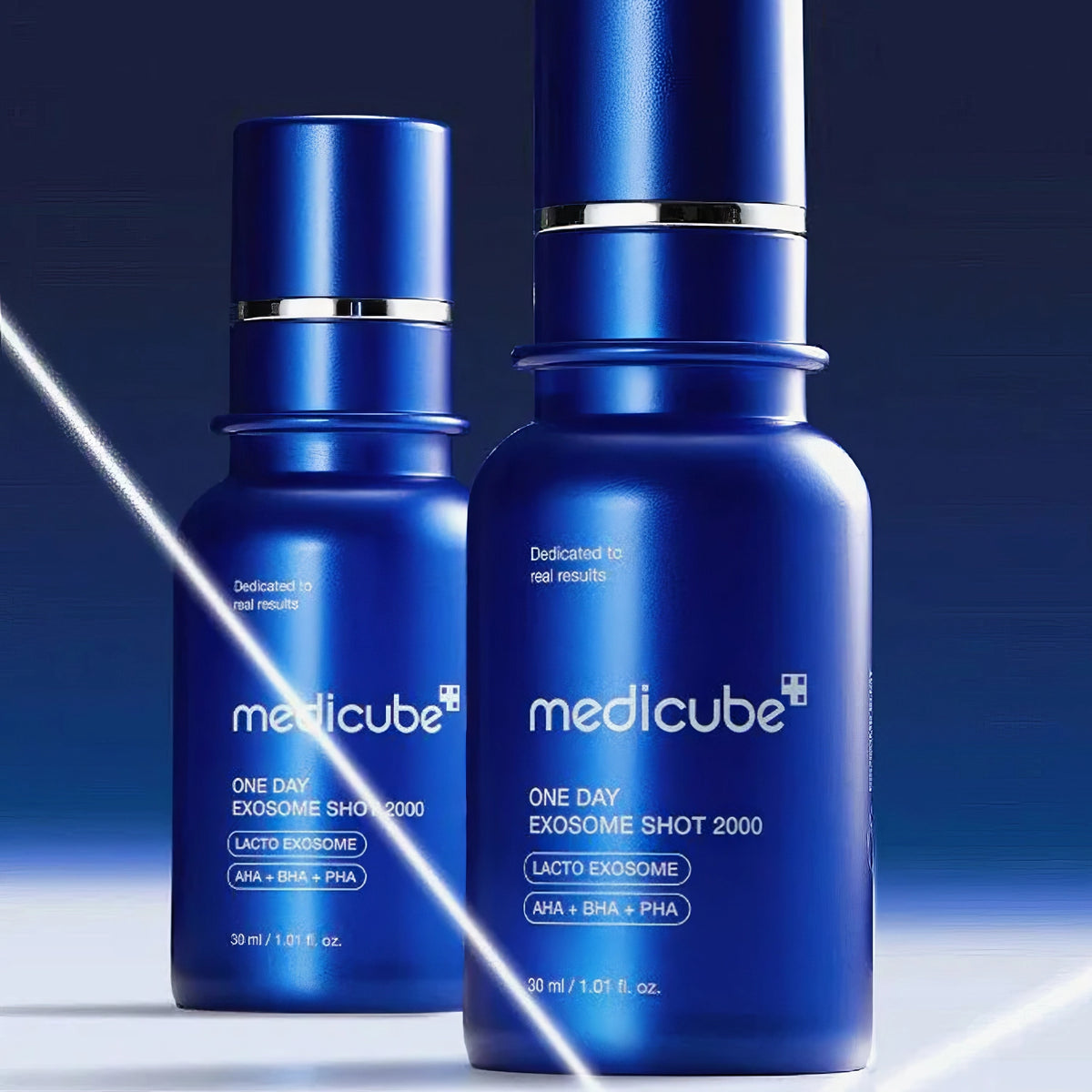Medicube One Day Exosome Shot Pore Serum 2000 30ml – blaue Pumpflasche vor blauem Hintergrund