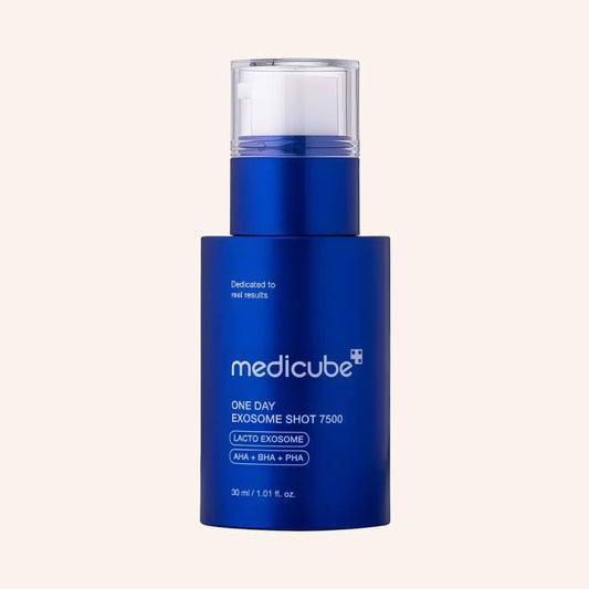 Medicube One Day Exosome Shot Pore Serum 7500 30ml – klare Flasche mit weißem Pumpkopf auf blau-weißem Grund