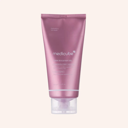 Medicube PDRN Booster Gel 300ml – rosa Tube mit transparenter Kappe und weißem Etikettfeld, aufrecht vor rosa Hintergrund
