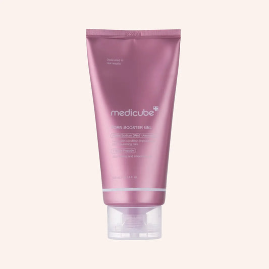 Medicube PDRN Booster Gel 300ml – rosa Tube mit transparenter Kappe und weißem Etikettfeld, aufrecht vor rosa Hintergrund