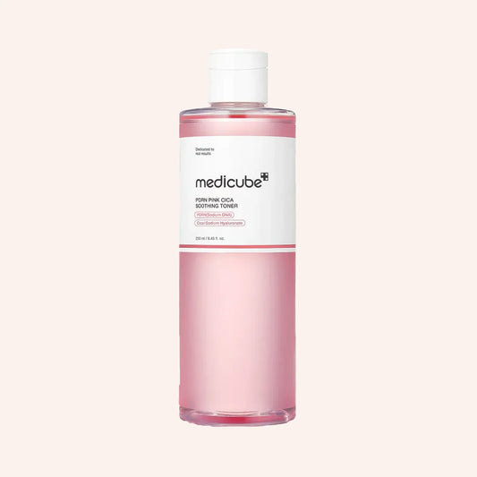 Medicube PDRN Pink Cica Soothing Toner 250ml – klare Flasche mit strukturierter Oberfläche und weißem Band vor Schwarz