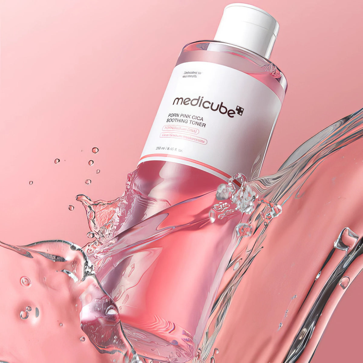 Medicube PDRN Pink Cica Soothing Toner 250ml – Collage aus zwei Bildern, oben Flasche mit rosa Flüssigkeit