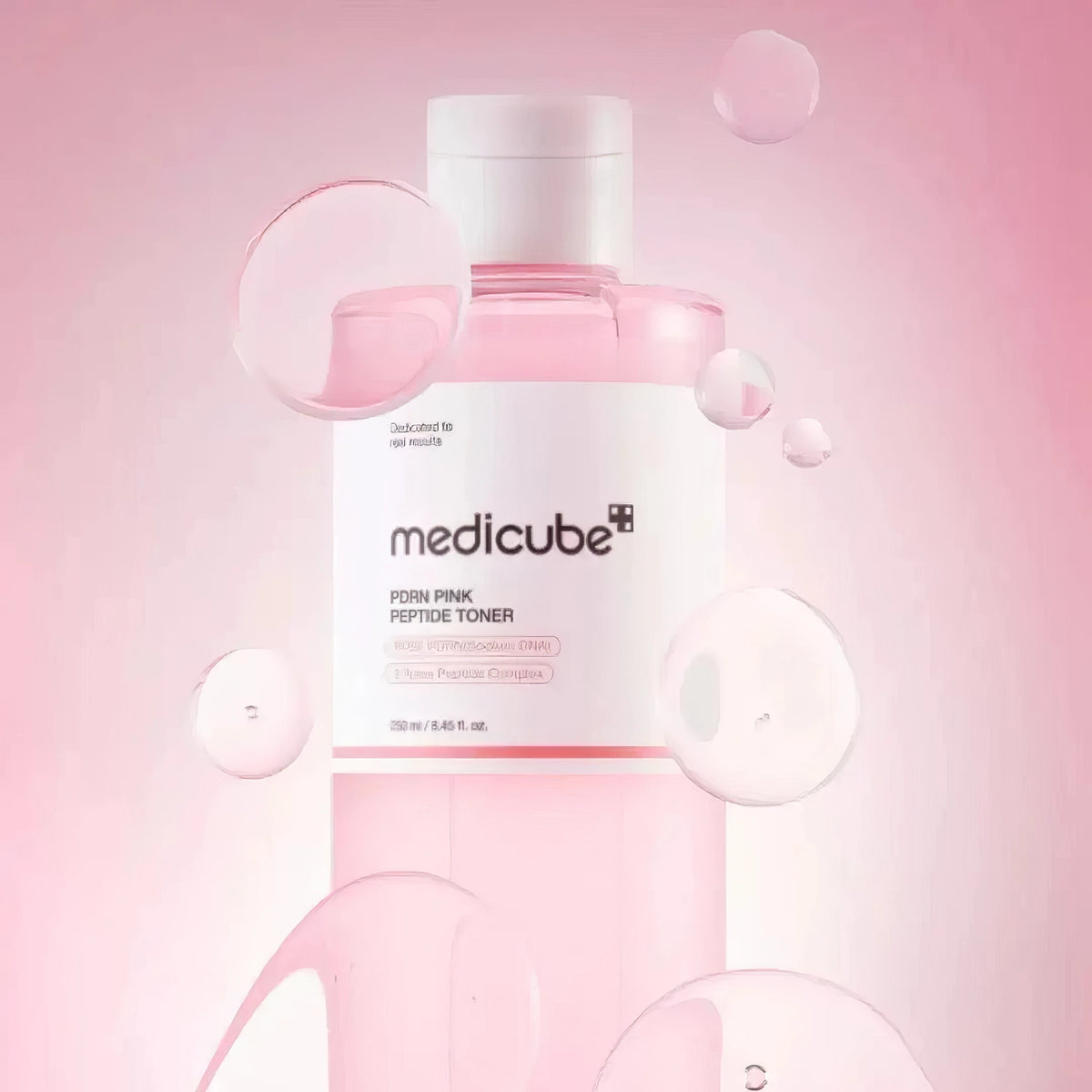 Medicube PDRN Pink Cica Soothing Toner 250ml – klare Flasche mit rosa Pumpkopf und rosa Inhalt vor sanftem Rosa