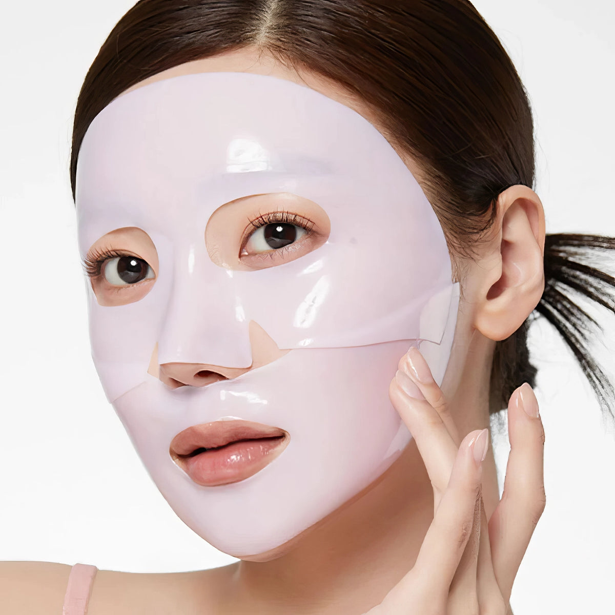 Medicube PDRN Pink Collagen Jelly Gel Mask 1 Stück/28g – Frau mit kleinem Dutt, klare Gelmaske auf dem Gesicht
