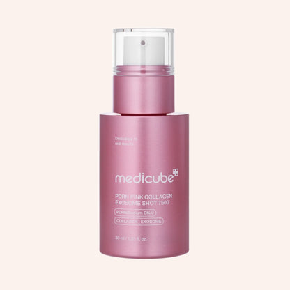 Medicube PDRN Pink Exosome Shot Serum 7500 30ml – schlanke rosa Flasche in Rechteckform vor schwarzem Verlauf