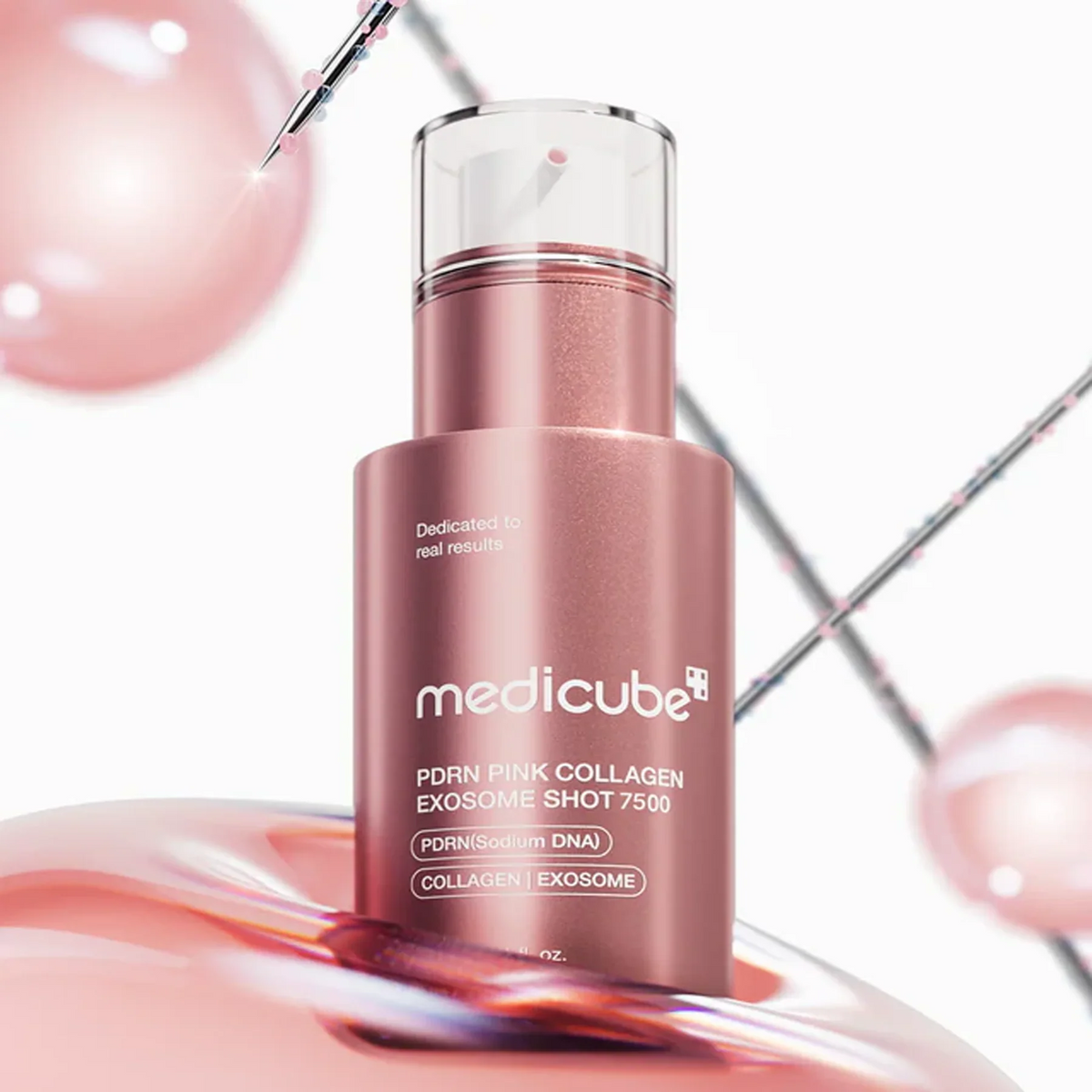 Medicube PDRN Pink Exosome Shot Serum 7500 30ml – Doppelbild: rosa Pipettenflasche mit Metallglanz vor rotem Glitzer