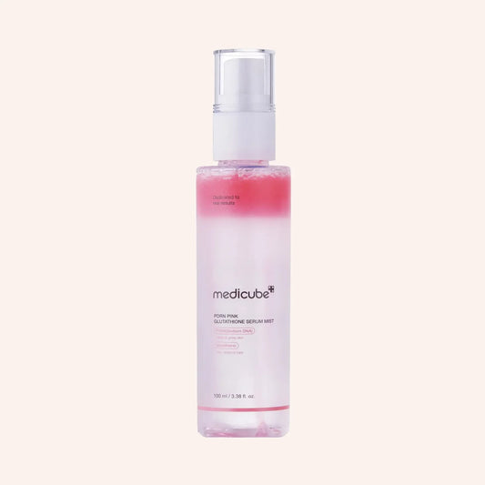 Medicube PDRN Pink Glutathione Serum Mist 100ml – transparente Sprühflasche mit weißem Etikett, aufrecht vor Schwarz