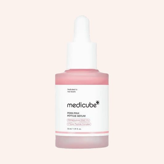 Medicube PDRN Pink Peptide Serum 30ml – Rosa Pipettenflasche mit großem Schriftzug auf dem Etikett vor schwarzem Hintergrund