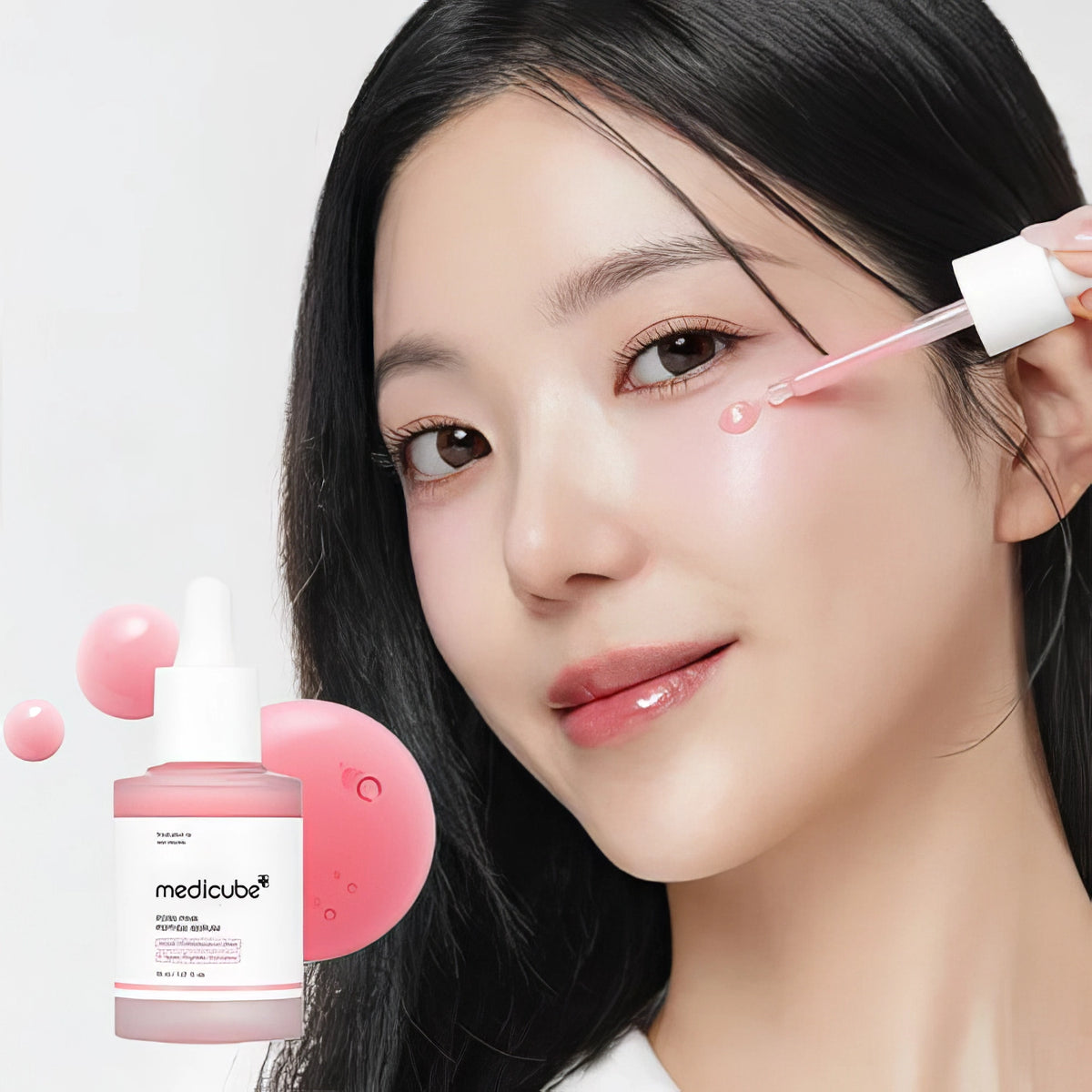 Medicube PDRN Pink Peptide Serum 30ml – Rosa Banner mit junger Frau mittig und großer rosa Blase rechts im Bild