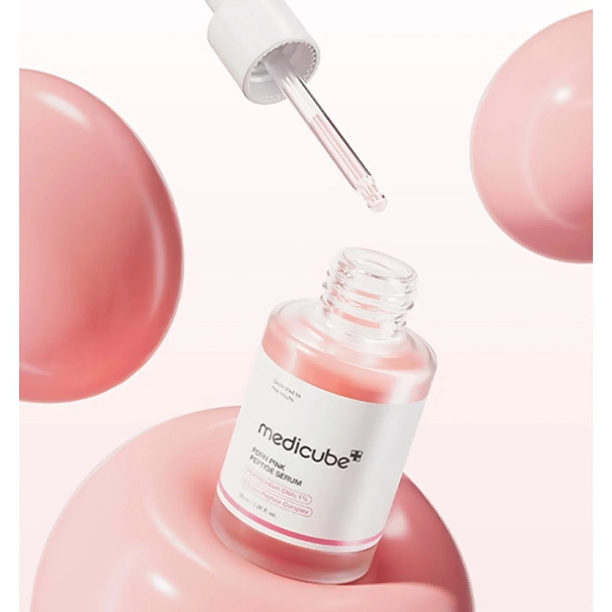 Medicube PDRN Pink Peptide Serum 30ml – Zweigeteiltes Bild: Pipettenflasche zwischen rosa Kugeln, rechts Anwendung im Detail