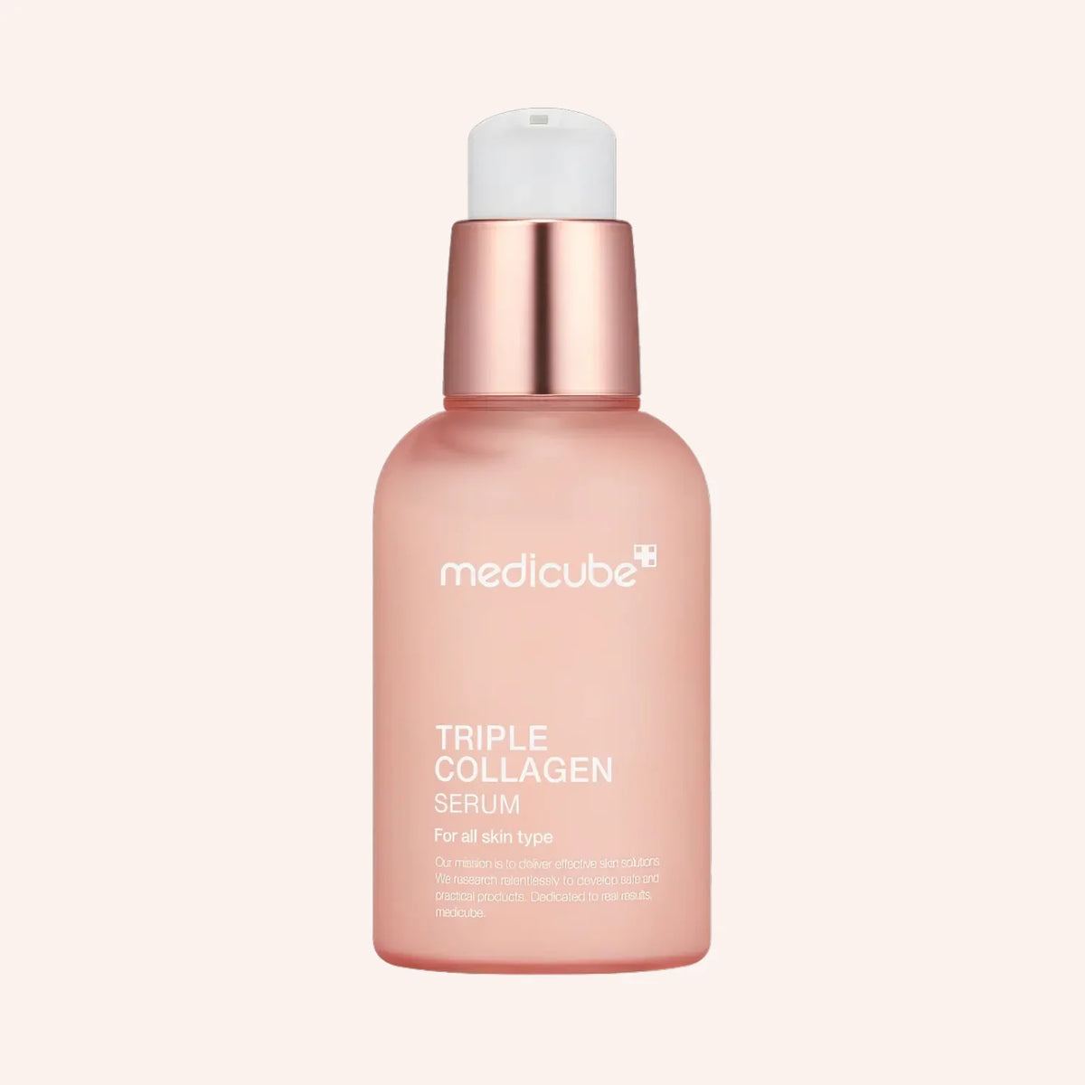 Medicube Triple Collagen Serum 55ml – klare Flasche mit weißer Kappe und rosa Inhalt vor Schwarz